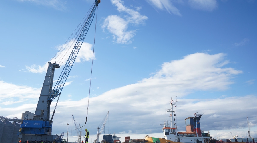 Port de Tarragona acoge la operativa de carga de una gr&uacute;a con destino Cartagena