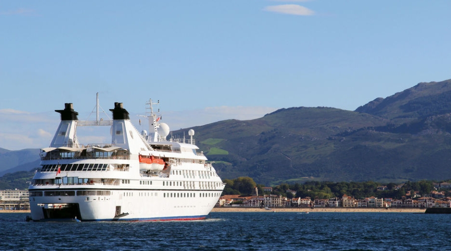 Saint Jean de Luz recibe la escala del &quot;Seabourn Legend&quot; con 208 pasajeros a bordo