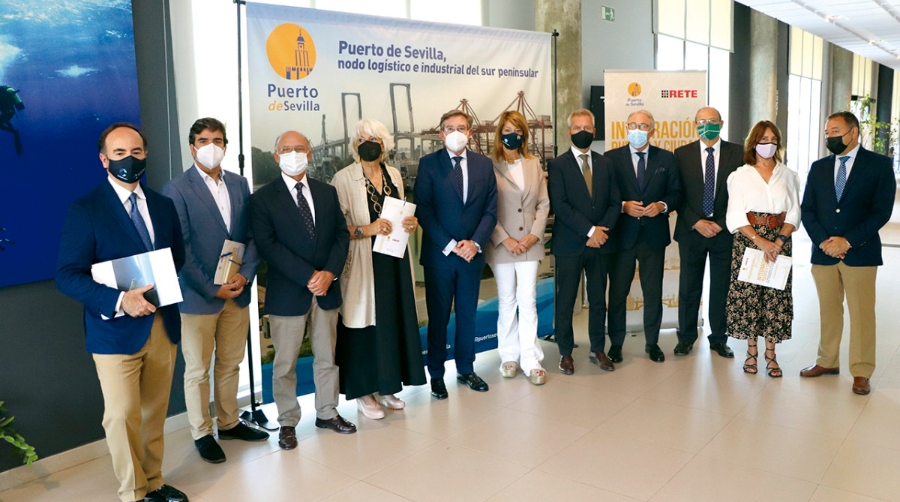 De izquierda a derecha: Gerardo Landaluce, presidente de la Autoridad Portuaria Bah&iacute;a de Algeciras; Mart&iacute;n Fern&aacute;ndez, presidente de la Autoridad Portuaria de A Coru&ntilde;a; Carlos Rubio, presidente de la Autoridad Portuaria de M&aacute;laga; Te&oacute;fila Mart&iacute;nez, presidenta de RETE y de la Autoridad Portuaria Bah&iacute;a de C&aacute;diz; Rafael Carmona, presidente de la Autoridad Portuaria de Sevilla; Pilar Miranda, presidenta de la Autoridad Portuaria de Huelva; Jos&eacute; Garc&iacute;a, presidente de la Autoridad Portuaria de Motril; Jes&uacute;s Caicedo, presidente de la Autoridad Portuaria de Almer&iacute;a; sin identificar; Esther Molina, gerente de Suncruise; Ricardo S&aacute;nchez, delegado de la Junta de Andaluc&iacute;a en Sevilla.