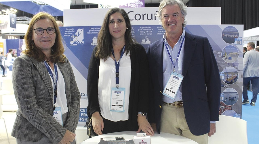 Samanta García-Carro, jefa de la Unidad Comercial de la Autoridad Portuaria de A Coruña, Irene Souto, jefa del Departamento de Desarrollo Portuario y Comercial de la Autoridad Portuaria de A Coruña e Ignacio López Bachiller (Grupo Nogar). Foto J.C.P.