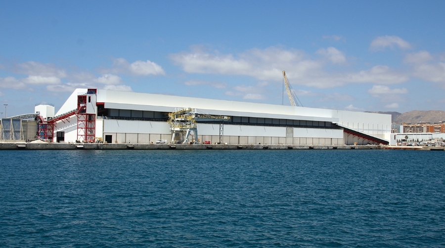 La terminal de graneles sólidos de Eiffage vista desde el mar. A la izquierda, el sistema de transporte en altura hacia el interior de la terminal y la manga telescópica de carga a barco replegada en el centro.
