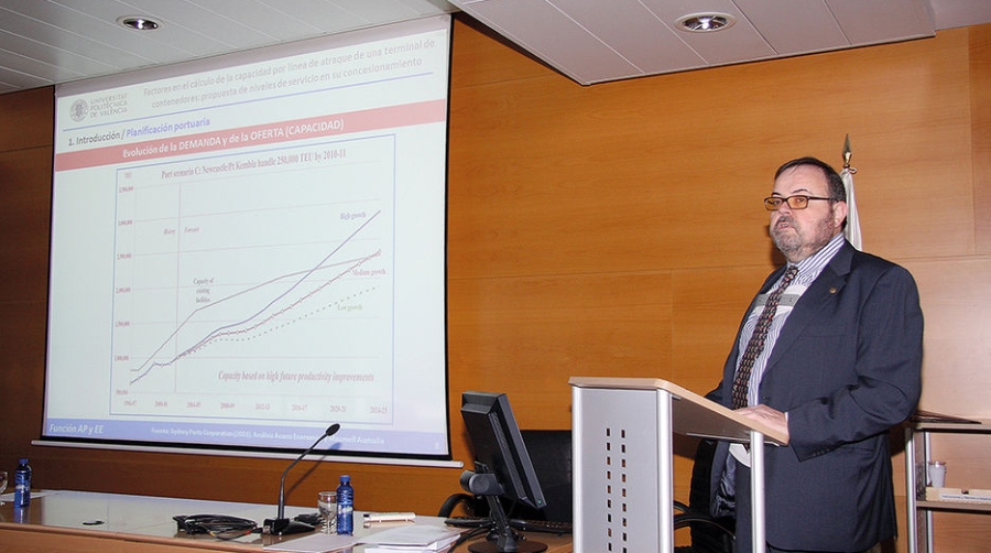Arturo Monfort analiza en su tesis los niveles de servicio de una terminal de contenedores