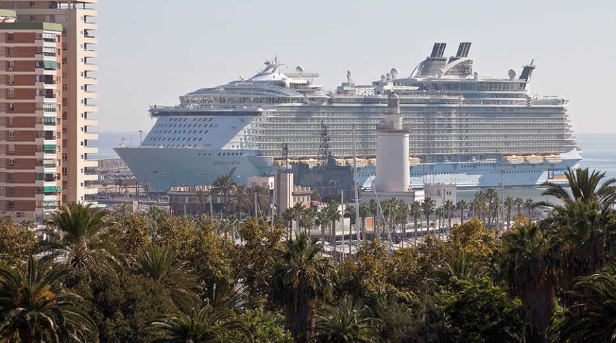 Los cruceros llevan al Puerto de M&aacute;laga a un super&aacute;vit de 4,3 millones de euros en 2014