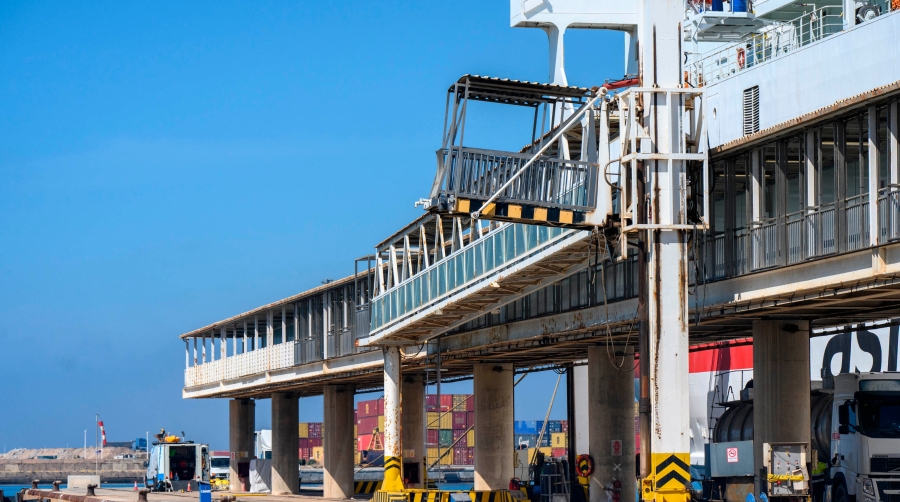 La Autoridad Portuaria de Almería contempla una inversión de cerca de 10 millones de euros en dicho periodo para la sustitución de estas instalaciones que conectan buques y estación marítima.