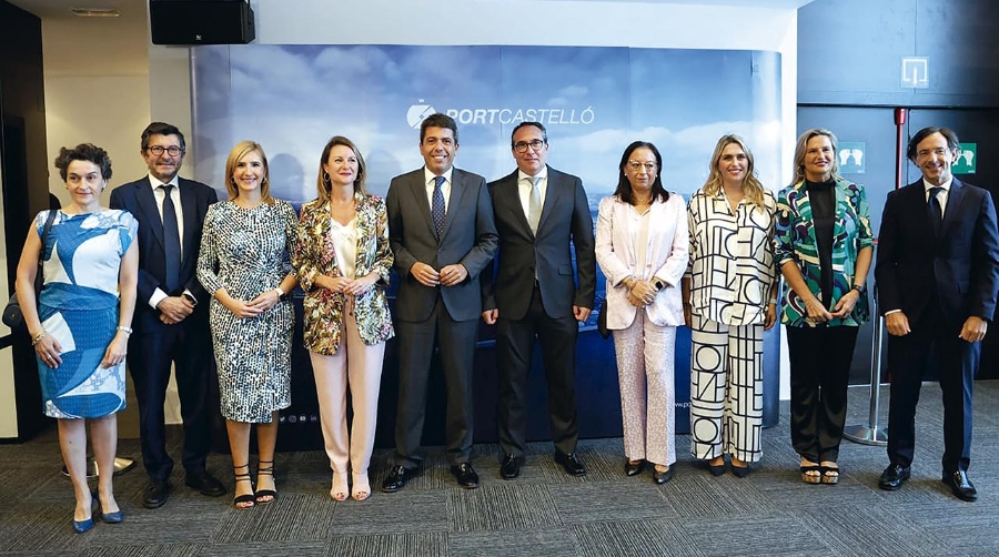 Desde la izquierda: Mar Chao, presidenta de la AP de Valencia; Álvaro Rodríguez Dapena, presidente de Puertos del Estado; Salomé Pradas, consellera de Medio Ambiente, Agua, Infraestructuras y Territorio; Carlos Mazón, president de la Generalitat Valenciana; Rubén Ibáñez, presidente de PortCastelló; Llanos Massó, presidenta de Les Corts; Begoña Carrasco, alcaldesa de Castellón; Marta Barrachina, presidenta de la Diputación de Castellón; Susana Fabregat, delegada del Consell en Castellón; y Luis Rodríguez, presidente de la AP de Alicante. Foto L.D.