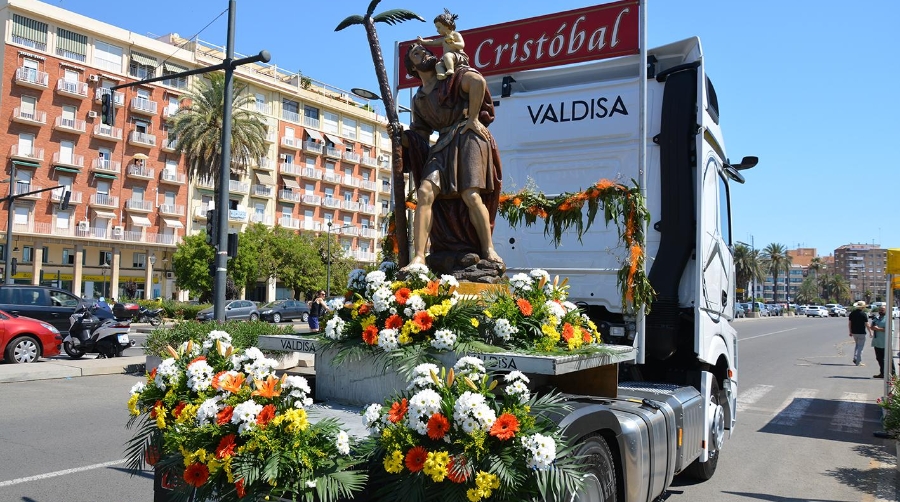 Los transportistas volvieron a celebrar la festividad de San Cristóbal tras dos años de parón a causa de la COVID-19. Foto: Raúl Tárrega.