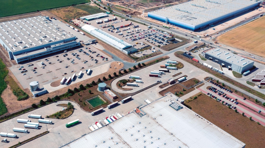 La nave, que está gestionada por Clarion Partners, cuenta con una superficie total de más de 16.000 metros cuadrados sobre una parcela de 26.619 metros cuadrados.