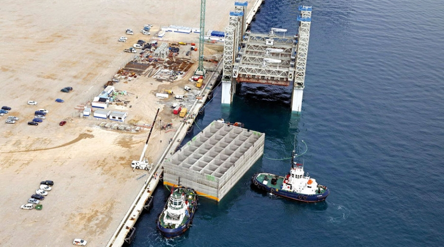 Dos remolcadores de Boluda asisten la botadura de un caj&oacute;n de FCC en Algeciras