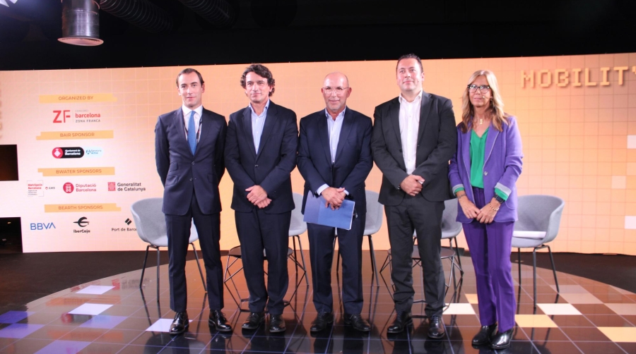 Jacobo Anaya, director de energía y sostenibilidad de BBVA; Isaac Centellas García, responsable de división de Metro Madrid; Jordi Vila, jefe de Medio Ambiente de Port de Barcelona; Carlos González, general manager de Emovili y Silvia Martí, VP Corporativa, Comunicación Interna e Institucional de Moventia. Foto J.P.M.