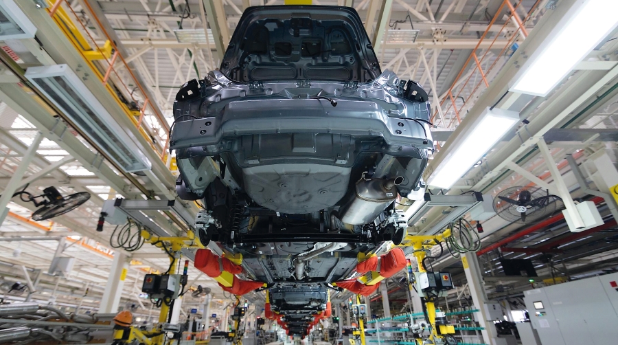 ANFAC confirma que España sigue siendo un país fabricante y exportador, pero que se encuentra en plena reconversión tecnológica que ha impactado en las cifras de 2025. En los primeros meses de 2025, la producción nacional acumuló un descenso cercano al 7%, con alrededor de 1,48 millones de vehículos fabricados hasta agosto, y las exportaciones cayeron en torno al 10%.