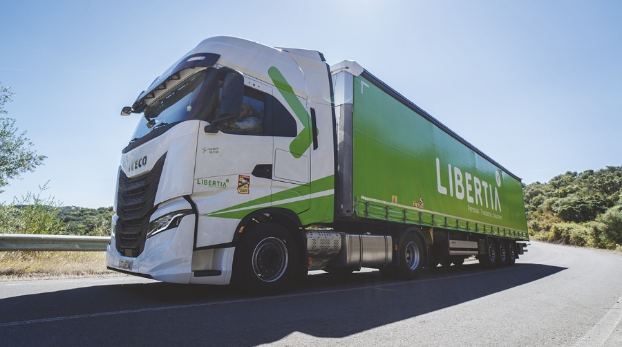 Una cabeza tractora de Libertia con destino al Puerto de Valencia.