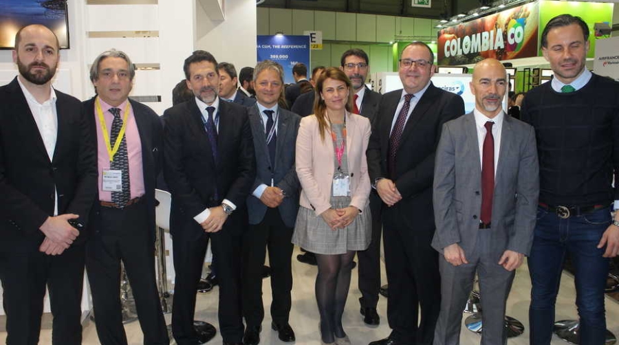 Desde la izquierda: Jos&eacute; Cuenca, de Transbull; Francisco Javier Marchante, de Mar&iacute;tima del Estrecho; Javier L&oacute;pez, de la AP Bah&iacute;a de Algeciras; Alejandro Goren, director comercial Reefer de Maersk Argentina-Paraguay; Bernardina rey Moya, gerente de Bernardino Abad Algeciras; Francisco Fern&aacute;ndez Morles&iacute;n, de la AP Bah&iacute;a de Algeciras; Sergio P&eacute;rez, de Maersk; Eduardo de Luque, de Tr&aacute;nsito 2000; Alberto S&aacute;nchez, de Transbull. Foto J.P.