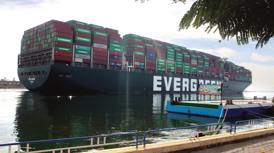 El “Ever Grade”, de 20.124 TEUs de capacidad y gemelo del “Ever Given”, que bloqueó el Canal de Suez en marzo de 2021, a su paso por Ismailia (Egipto). Foto J.P.