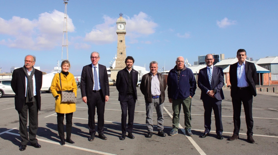 Autoridades presentes en el acto de presentación de la futura Llotja de Pescadors de Barcelona, celebrada ayer en el mismo muelle de Pescadors. Foto A.Tejera.