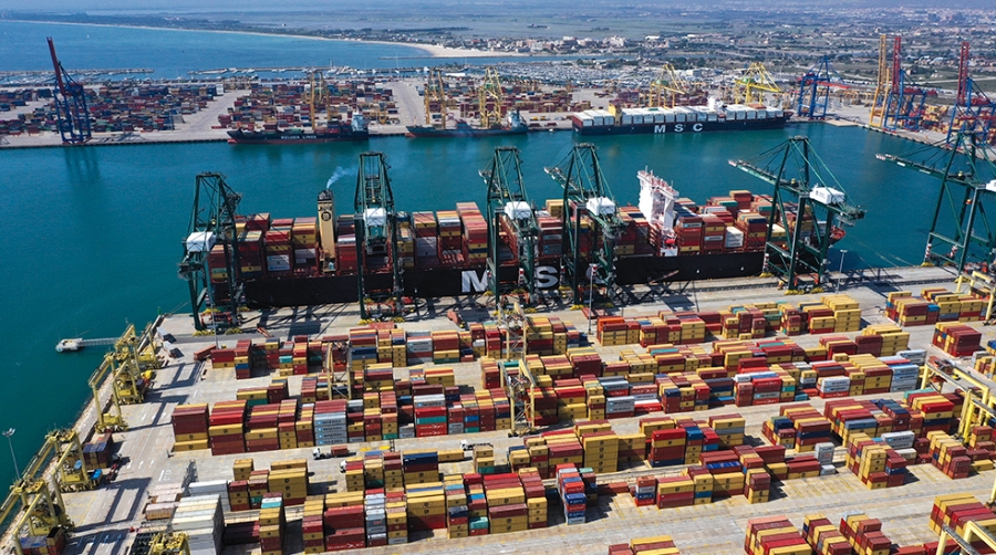 Los puertos espa&ntilde;oles muestran su capacidad para atender a los gigantes del mar