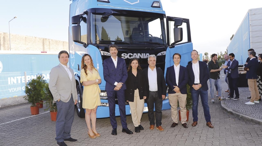 Scania ha entregado el primer vehículo con batería eléctrica al transportista KLOG para electrificar la ruta de mercancías desde la fábrica de Ikea en Paços de Ferreira hasta el puerto de Oporto, en Leixoes.