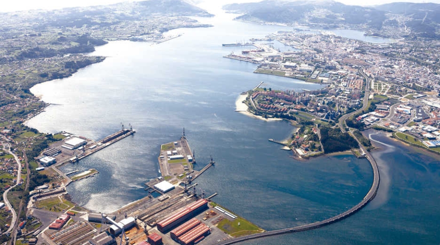 Vista a&eacute;rea del puerto de Ferrol donde tiene sus instalaciones Navantia.