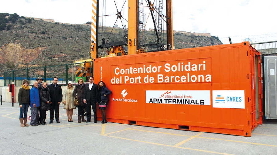 Representantes del Puerto de Barcelona, APM Terminals, Fundaci&oacute;n Cares, Banco de Alimentos y Fundaci&oacute;n iRes junto al contenedor solidario de la campa&ntilde;a de este a&ntilde;o. Foto E. Garc&iacute;a.