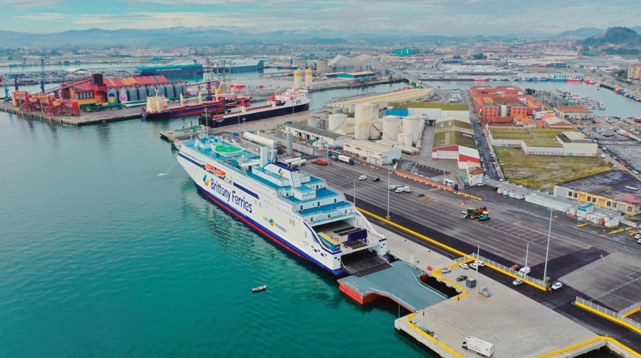 Propulsado por gas natural licuado (GNL), el buque “Santoña” de Brittany Ferries (en la foto, atracado en el Puerto de Santander) entró en servicio en 2023.
