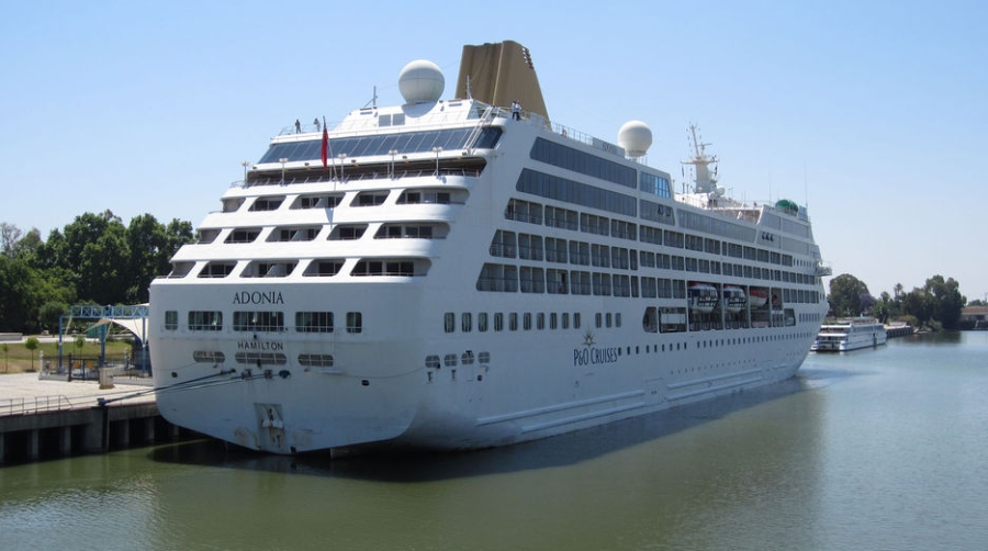El &quot;Adonia&quot; realiza su segunda escala en el Puerto de Sevilla