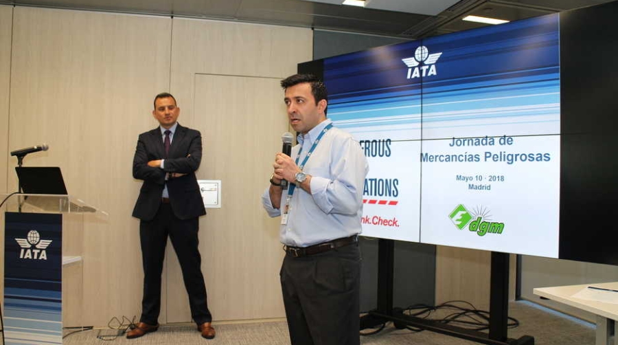 Francisco Rizzuto, IATA Cargo Specialist manager Europe, durante su intervenci&oacute;n el jueves en Madrid en la jornada sobre mercanc&iacute;as peligrosas organizada con la colaboraci&oacute;n de DGM. Foto M.J.