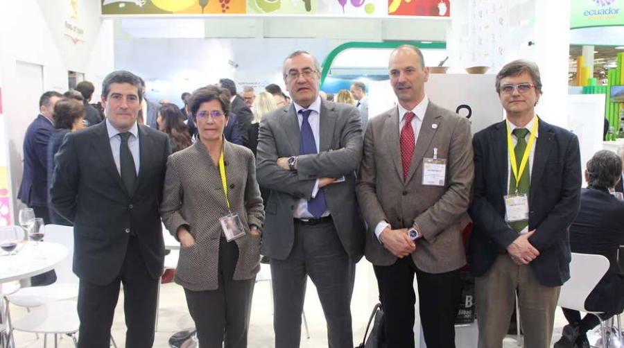 Desde la izquierda: Roberto Bartolom&eacute;, de UniportBilbao; Amaya Sarasola, jefa de Divisi&oacute;n de marketing y comercial de la Autoridad Portuaria de Bilbao; Jos&eacute; Llorca, presidente de Puertos del Estado; Mikel Urrutia, director general de Vasco Shipping Services; Julio Burgos, del departamento comercial de la Autoridad Portuaria de Bilbao. Foto J.P.