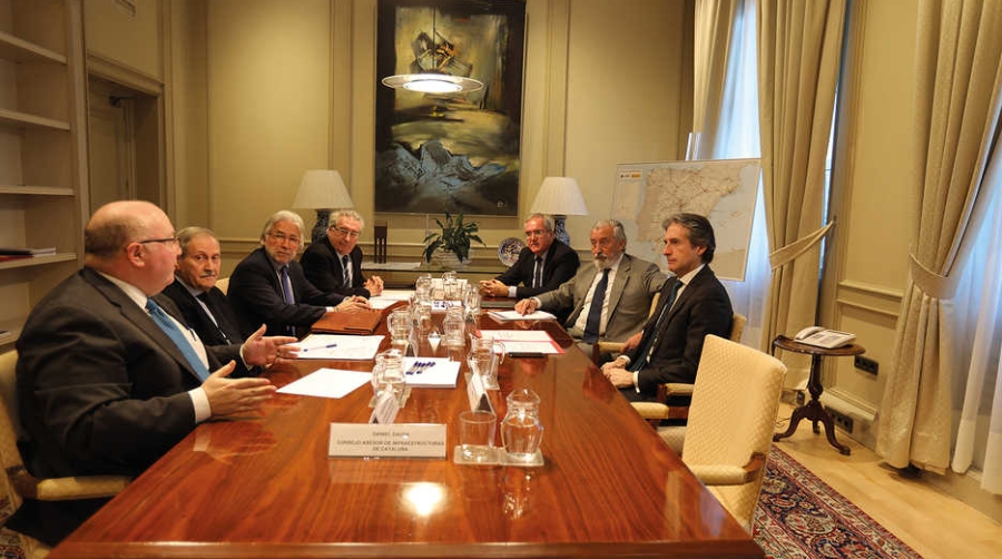 Un momento de la reuni&oacute;n del ministro de Fomento, &Iacute;&ntilde;igo de la Serna, con el Consejo Asesor.