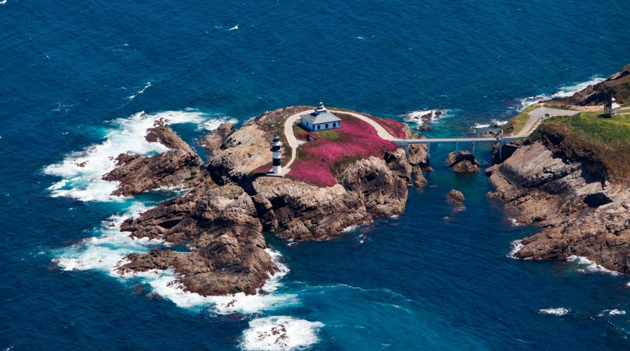 En la imagen de archivo, una vista aérea del faro de Illa Pancha y el puente que conecta la isla con tierra firme.