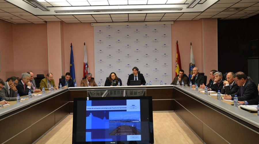 El presidente del Puerto de Santander expone las l&iacute;neas de actuaci&oacute;n estrat&eacute;gica de la APS a los representantes de la comunidad portuaria