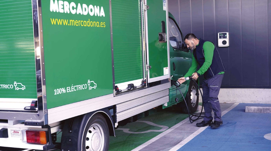 Mercadona incorpora a su flota un cami&oacute;n el&eacute;ctrico y prev&eacute; adquirir cuatro camiones propulsados a gas