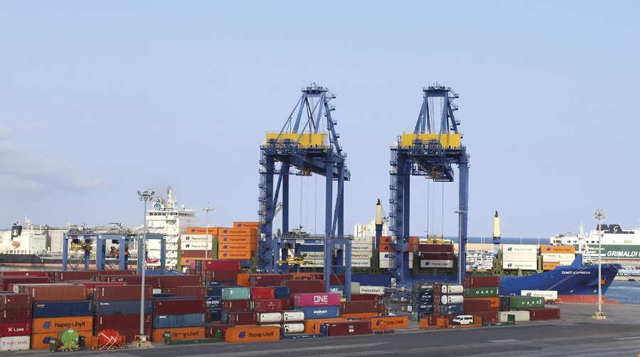 El retroceso de los contenedores de tránsito y de la import/export ha lastrado el tráfico de contenedores en los puertos españoles. Foto: J.C.P.