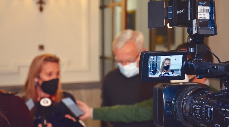 Eva Blasco, presidenta de CEV Valencia, durante su comparecencia ante los medios de comunicaci&oacute;n. Junto a ella, el alcalde de Valencia, Joan Rib&oacute;. Foto: Ra&uacute;l T&aacute;rrega.