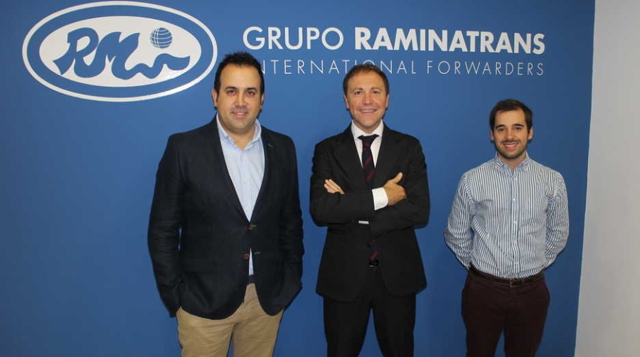 El director de Raminatrans Bilbao, Jaime P&eacute;rez Barr&oacute;n (centro), junto a Julen Fern&aacute;ndez, de Comercial y Tr&aacute;fico (izq.), y Yago Hormaechea, de Tr&aacute;fico. Foto J.P.