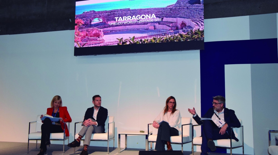 Desde la izquierda, Montse Adán, primera teniente de alcalde del ayuntamiento de Tarragona y Consellera de Turismo, Promoción Económica y Comercio; Fernando Pacheco, director general de MSC Cruceros España; Alba Colet, responsable comercial de Global Ports Tarragona; y Carles Brull, presidente del Patronat de Turisme de la Diputació de Tarragona, esta mañana en Fitur. Foto B.C.