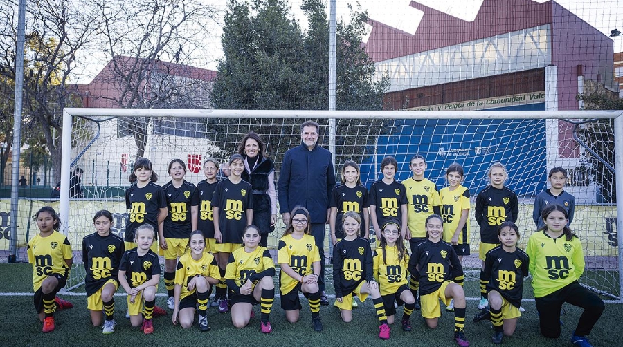 Carolina Lorente, directora de la oficina de Valencia de MSC España; e Ignacio Ballester, subdirector general de MSC España; junto a las integrantes del nuevo equipo femenino del Club Deportivo Atlético Nazaret.