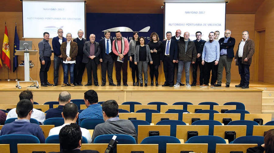 El presidente de la APV, Aurelio Mart&iacute;nez, junto a los empleados de la APV que celebran sus 25 a&ntilde;os en la instituci&oacute;n.