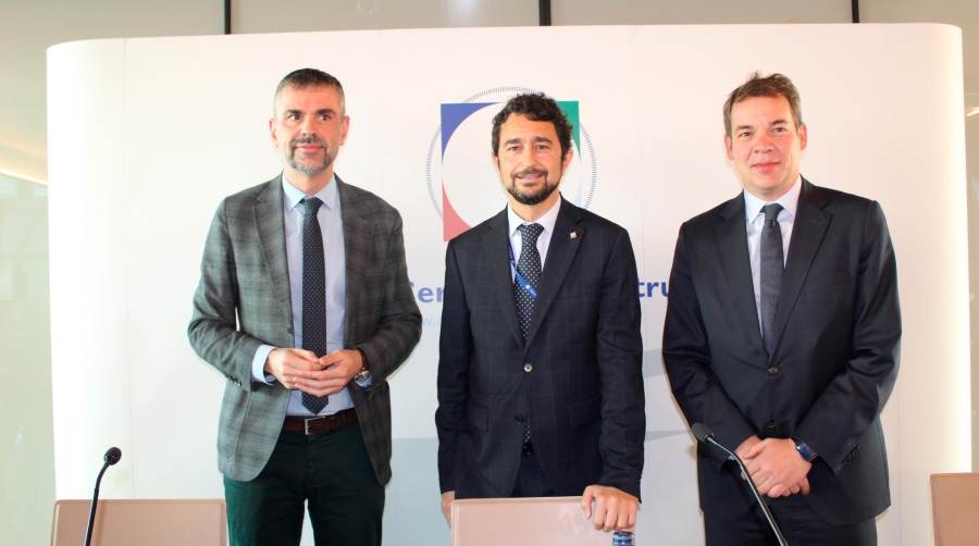 Santi Vila, presidente del Cercle d’Infraestructures; Damià Calvet, presidente de la Autoridad Portuaria de Barcelona (APB), y Oriol Altisench, decano del Colegio de Ingenieros de Caminos, Canales y Puentes de Catalunya. Foto L. Escrihuela.
