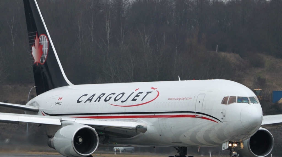 Cargojet ofrece sus servicios con una flota de aviones cargueros puros.