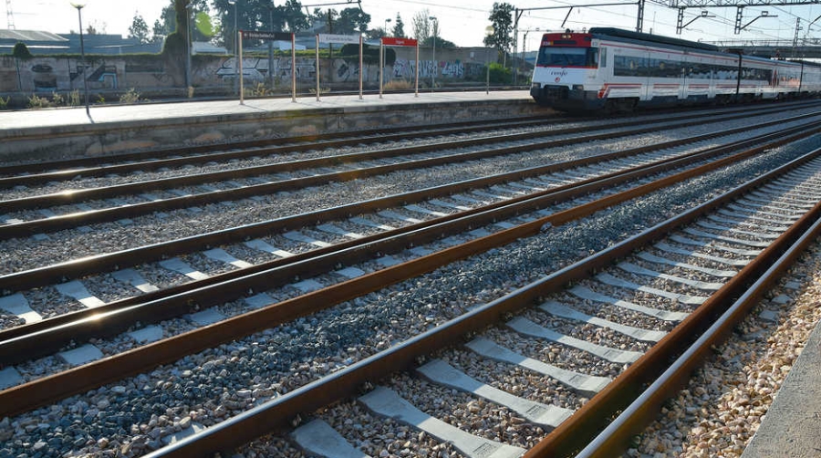 La licitaci&oacute;n incluye las primeras obras del proyecto constructivo para la adaptaci&oacute;n de la l&iacute;nea Zaragoza-Teruel-Sagunto del Corredor Cant&aacute;brico-Mediterr&aacute;neo a la circulaci&oacute;n de trenes de mercanc&iacute;as de 750 metros de longitud.