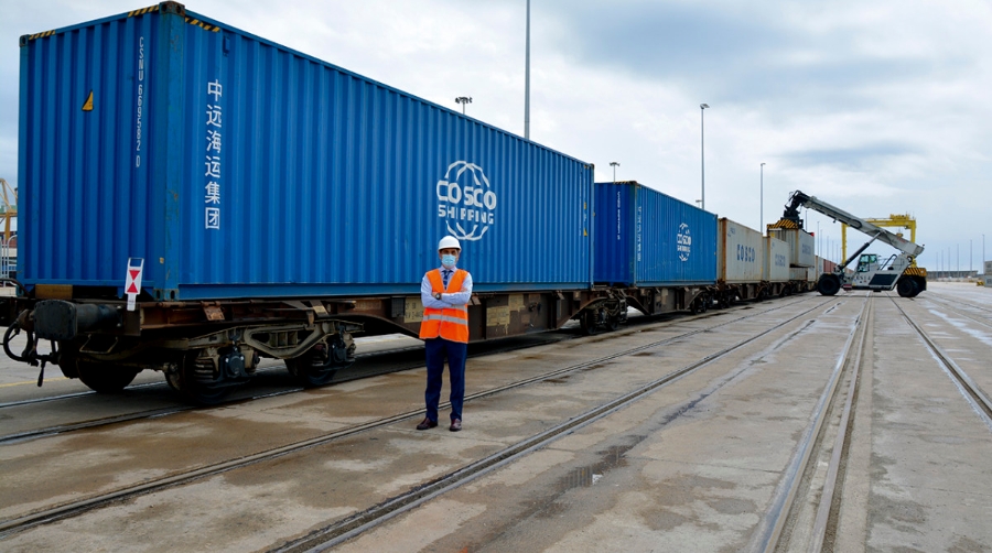 Miguel Mar&iacute;n, director del Departamento de Ventas y Marketing de CSP Spain Terminals, junto al segundo tren operado por CSP Iberian Rail Services ayer en Valencia. Foto: Ra&uacute;l T&aacute;rrega.