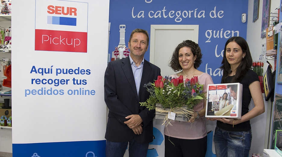 Yves Delmas, presidente de SEUR, entreg&oacute; un ramo de flores y una caja regalo a la primera tienda que form&oacute; parte de Pickup, Lezul, situada en Madrid.