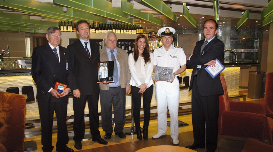 El &quot;Azura&quot; visita el Puerto de Valencia con 3.382 pasajeros a bordo