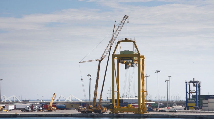 Desguazan una de las gr&uacute;as portainer de la extinta concesionaria Terminales del Turia