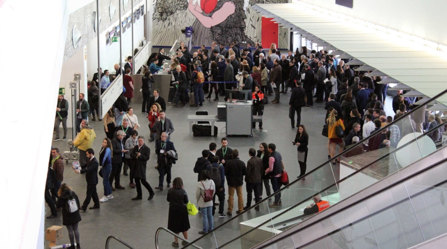 En la entrada de Ifema se form&oacute; una larga cola para acreditaciones a primera hora del lunes. Foto I.Pe&ntilde;a.
