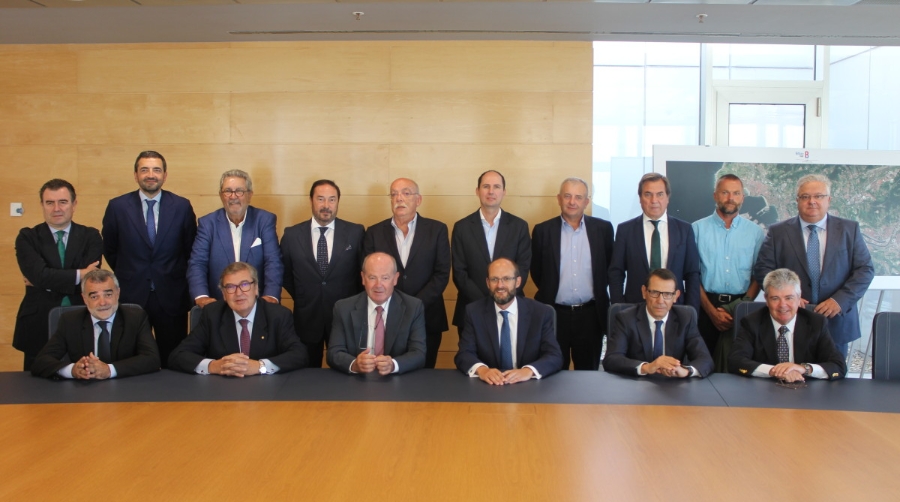 De pie (izquierda a derecha): Jos&eacute; Luis Alabau (APM Terminals); Carlos Alzaga (AP de Bilbao); Javier Vidal (BEST); Alfonso Serrat (Boluda); Juan P&eacute;rez (OPCSA); Miguel Ruiz (APM Terminals); Jan Nowack (OPCSA); Luis Gabiola (AP de Bilbao); Sven Valentin (MSC); Javier S&aacute;ez (APM Terminals). Sentados (izquierda a derecha): Narc&iacute;s Pav&oacute;n (APM Terminals); Manuel P&eacute;rez Villar (Bale&agrave;ria); Ricardo Barkala (AP de Bilbao); Pedro Garc&iacute;a (ANESCO); El&iacute;as Garc&iacute;a ( CSP Spain); Carlos Larra&ntilde;aga (APM Terminals). Foto J.P.