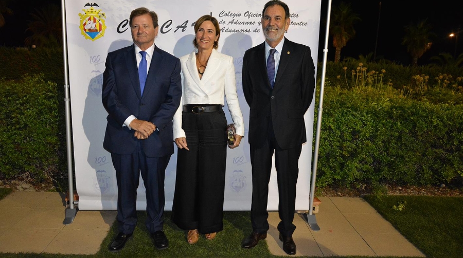 Antonio Llobet, presidente del Consejo General de Agentes de Aduanas; Marta Catalán, jefa de la Dependencia Regional de Aduanas e Impuestos Especiales de Valencia; y Emilio Guardiola, presidente del COACAV. Foto: Raúl Tárrega.