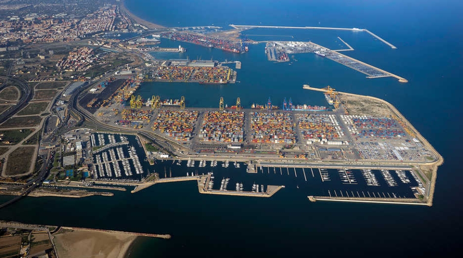 La ZAL del Puerto de Valencia, en la parte izquierda de la imagen.