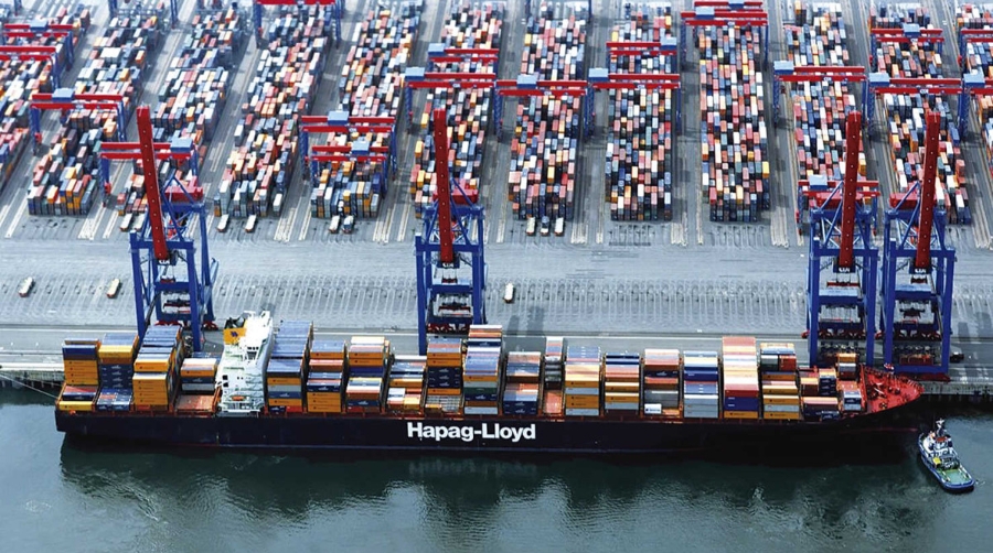 Los equipos de rescate evac&uacute;an a la tripulaci&oacute;n del buque de Hapag-Lloyd afectado por un incendio