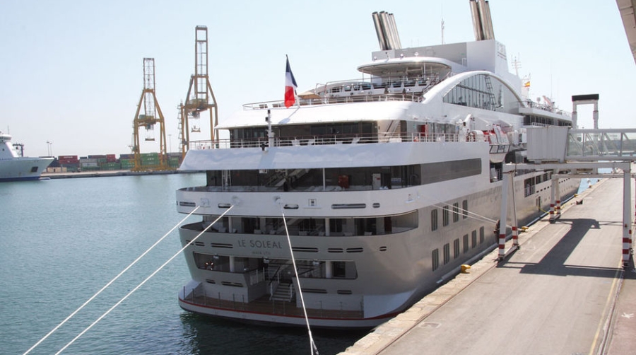 El crucero "Le Soleal" escala en los puertos de Barcelona y Valencia consignado por Transcoma