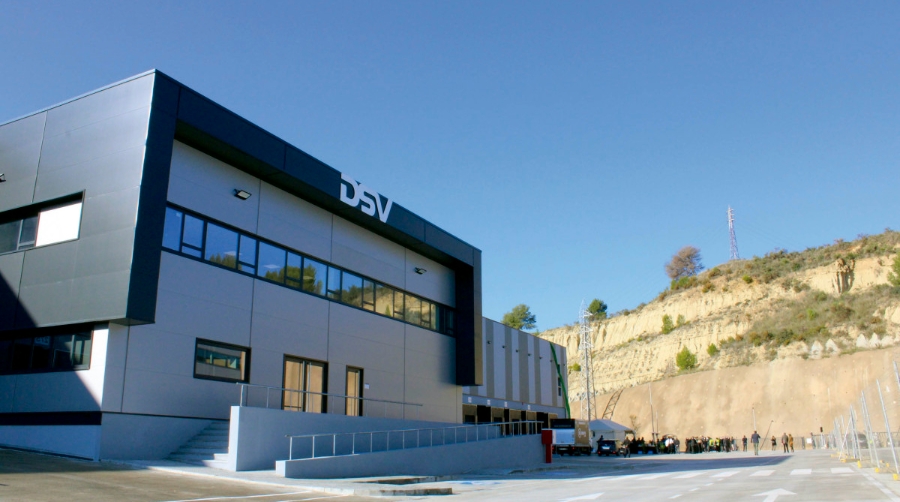 Exterior de la nueva plataforma multiplanta de DSV en Molins de Rei. Foto A.Tejera.